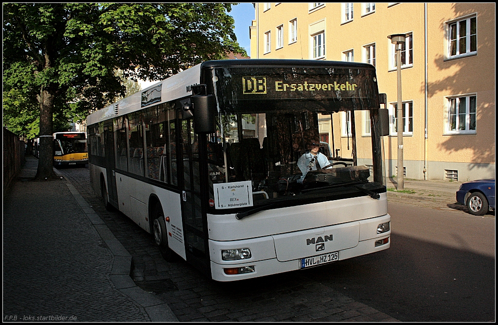Erdmann's-Reisedienst war am 21.05.2010 auch mit einem dritten Mercedes im Schienenersatzverkehr zwischen S-Bahnhof Nöldnerplatz und Karlshorst eingesetzt. Doch in der Hektik vergessen aufzuschreiben um was für einen Typ es handelt. Könnt Ihr helfen? (HVL-HZ 125)