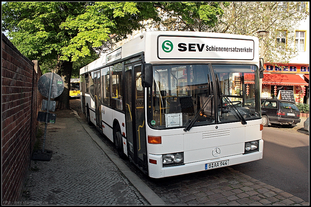 Kurz als  Der Tempelhofer  genannte Unternehmen war am 21.05.2010 mit einem Mercedes O 405 N im Schienenersatzverkehr zwischen S-Bahnhof Nöldnerplatz und S Karlshorst eingesetzt (B-AA 944)