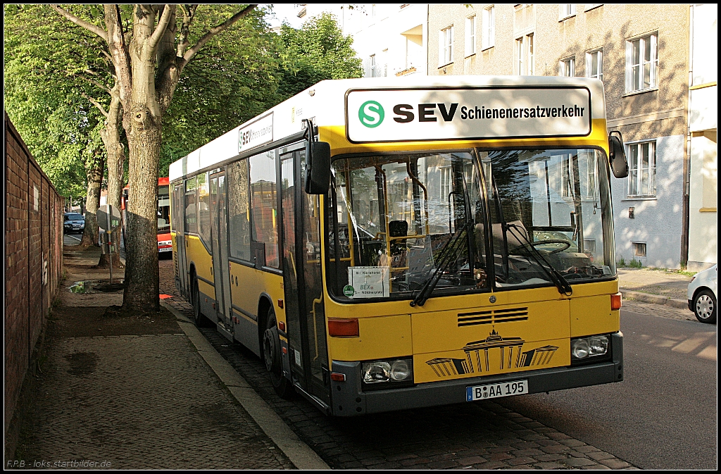Mit einem Mercedes O 405 N war die Fa. Behinderten- und Schülertransporte Else Mack OHG Berlin im Schienenersatzverkehr zwischen dem S-Bahnhof Nöldnerplatz und S Karlshorst am 21.05.2010 eingesetzt (B-AA 195)