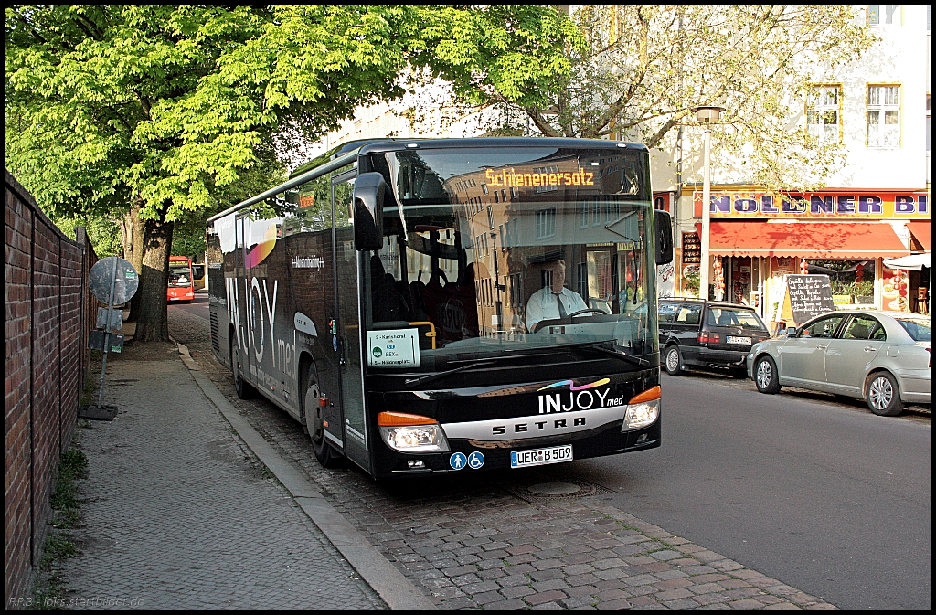 Mit  InJoy -Werbung kam von der Fa. Uecker-Randow-Bus (URB) der Setra S 415 NF am 21.05.2010 im Schienenersatzverkehr zwischen S-Bahnhof Nöldnerplatz und Karlshorst zum Einsatz (UER-B 509)