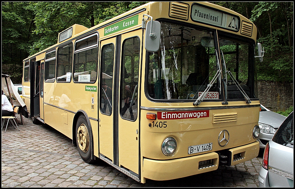 Wagen 1405 der BVG, inzwischen bei der AG Traditionsbus Berlin, war am 23.05.2010 als Informationsstand an der Pfaueninsel im Einsatz. Der Bus ist ein Mercedes O 305 vom Typ E2H 77, wurde 1977 in Dienst gestellt, der Motor bringt eine Leistung von 180 PS und das Getriebe hat 3 Fahrstufen. Für die Fahrgäste stehen 37 Sitz- und 77 Stehplätze bereit. Der letzte Linieneinsatz erfolgte im Jahr 1988 (B-V 1405).
