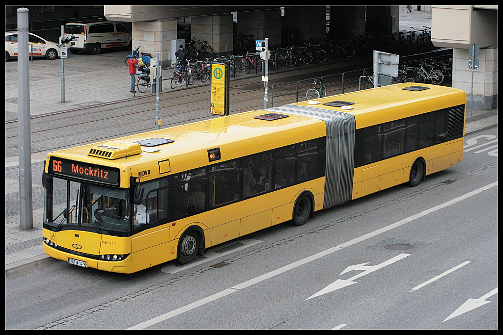 Wagen 458 024-2 der DVB war am 27.03.2010 auf der Linie 66 nach Mockritz unterwegs und hielt planmäßig an der Haltestelle Dresden Hauptbahnhof (DD-VB 1024).
